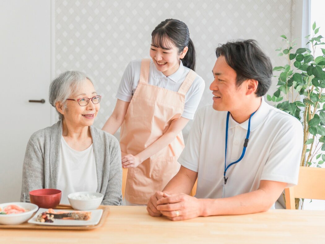 職員同士が協力して働く様子